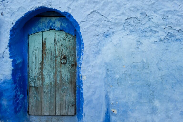 Puerta azul en Chefchaouen, Marruecos
