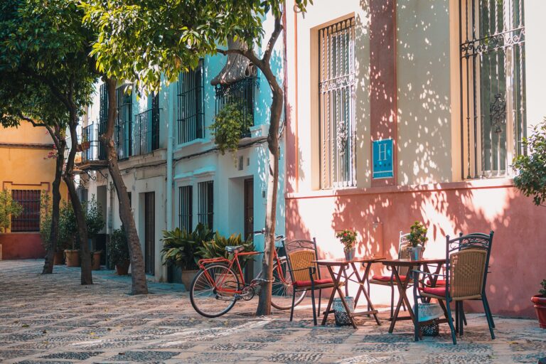 Bicicleta roja en una calle de Sevilla